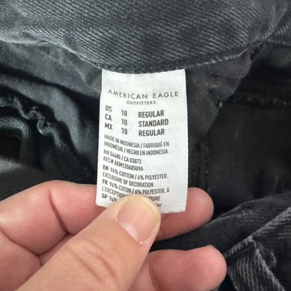 American Eagle Ripped High Rise Relaxed Mom Jeans Black Wash sz 10 - Picture 6 of 8